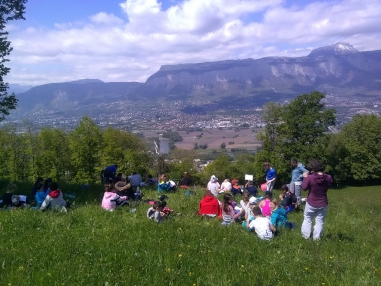 Sortie dans le cadre d'un projet montagne, au programme: Préparartion physique, obServation des arbres, des traces, insectes, lecture de paysage